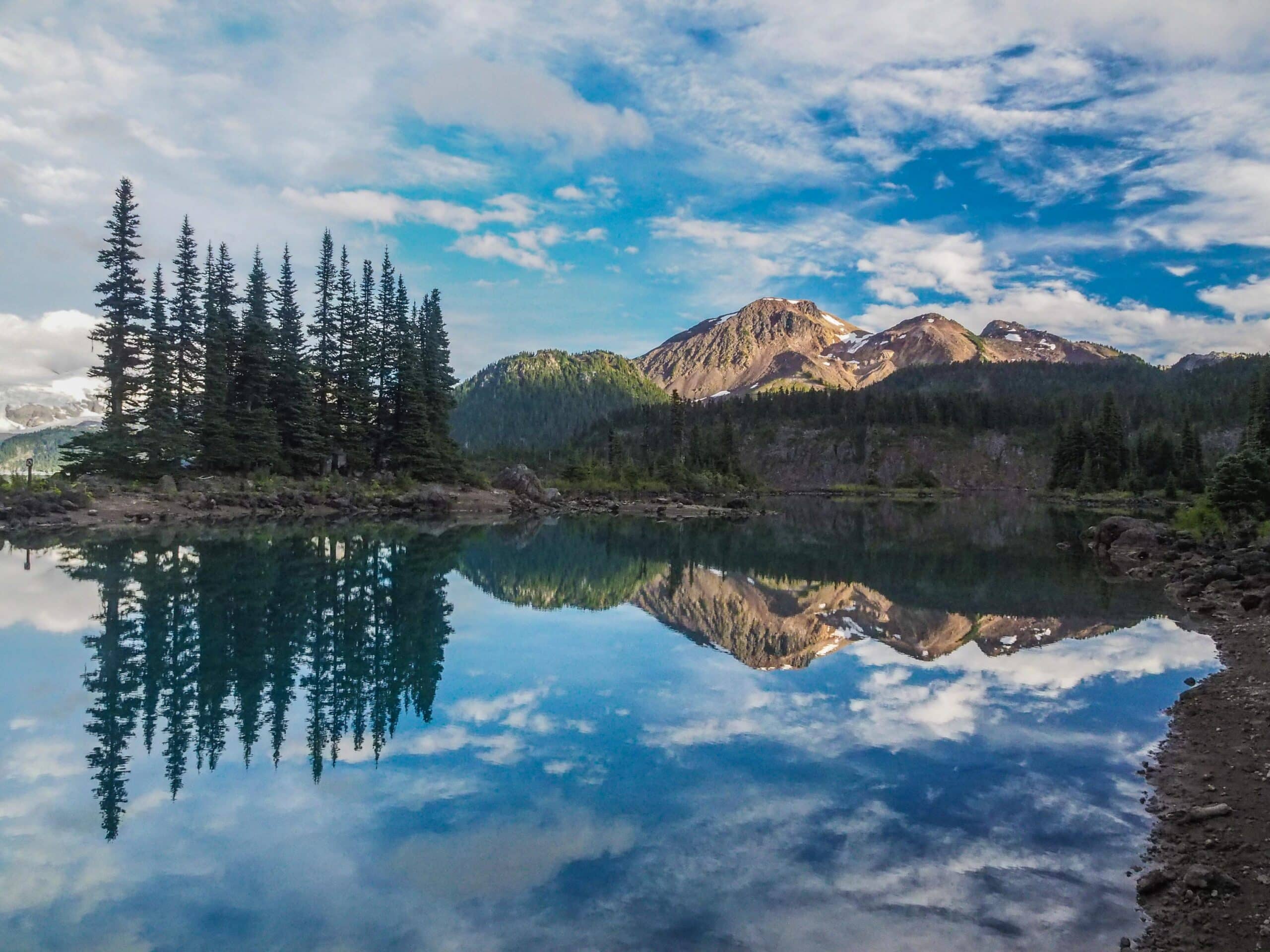 Lago com arvores no Garibaldi, Parque Garibaldi Provincial - Representa chip celular Whistler