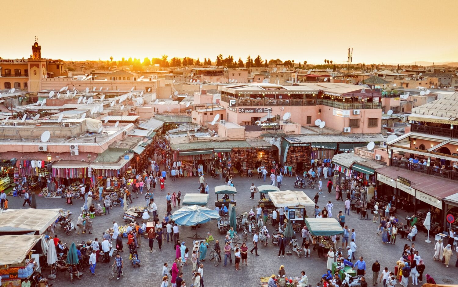 Pessoas caminhando na feira de Marrakesh. - Foto: CALIN STAN via Unsplash