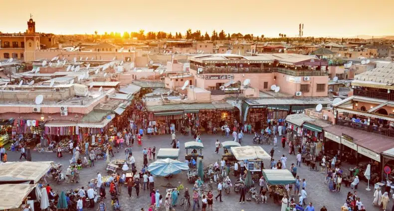 Pessoas caminhando na feira de Marrakesh. - Foto: CALIN STAN via Unsplash