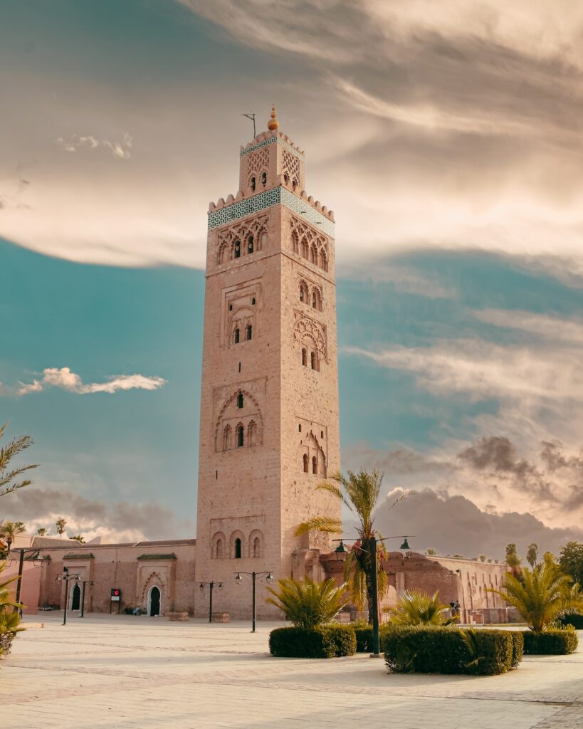 Torre bege com alguma vegetação ao redor e céu azul atrás para ilustrar o post seguro viagem Marrakesh - Foto: Mehdi El marouazi via Unsplash