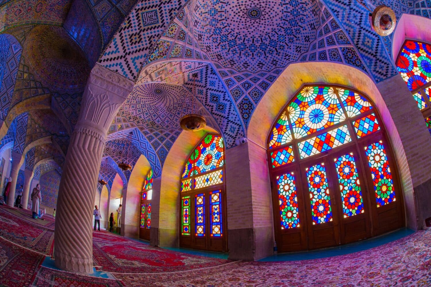 Corredor de mesquita com vitrais multicoloridos. - Foto: Steven Su via Unsplash