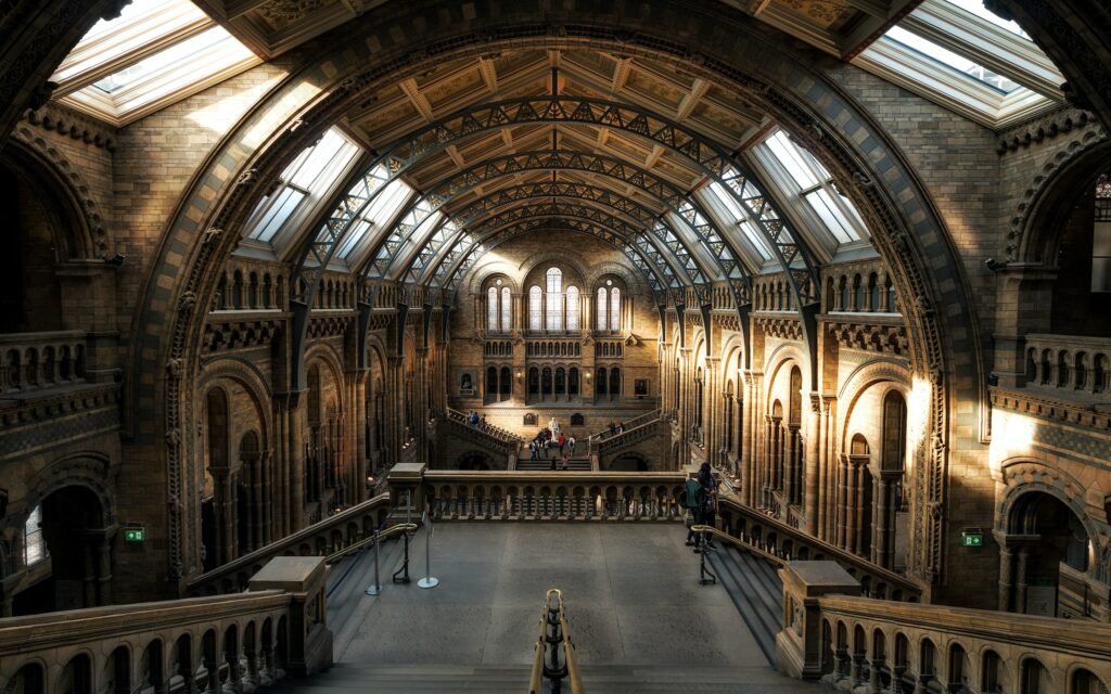 vista do interior do Museu de História Natural de Londres com arcos e diversas escadas conectando os ambientes, que ilustra o post de chip celular Londres