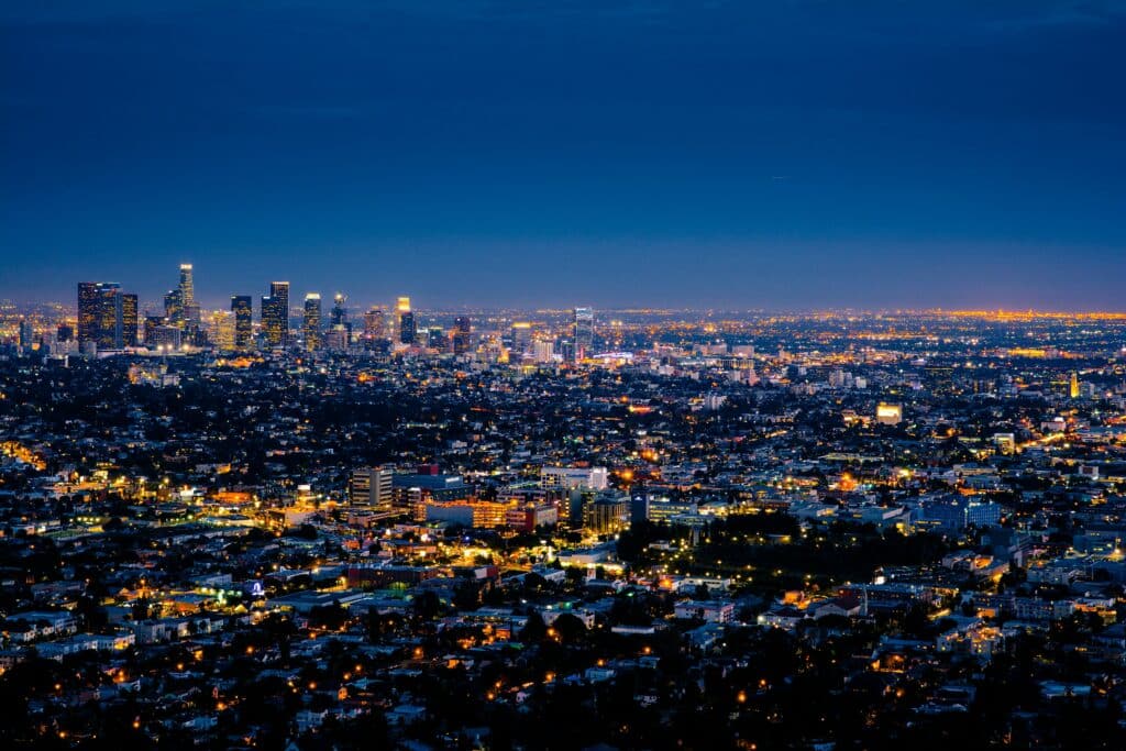 Vista a noite da cidade de Los Angeles pelo Observatório de Griffith.