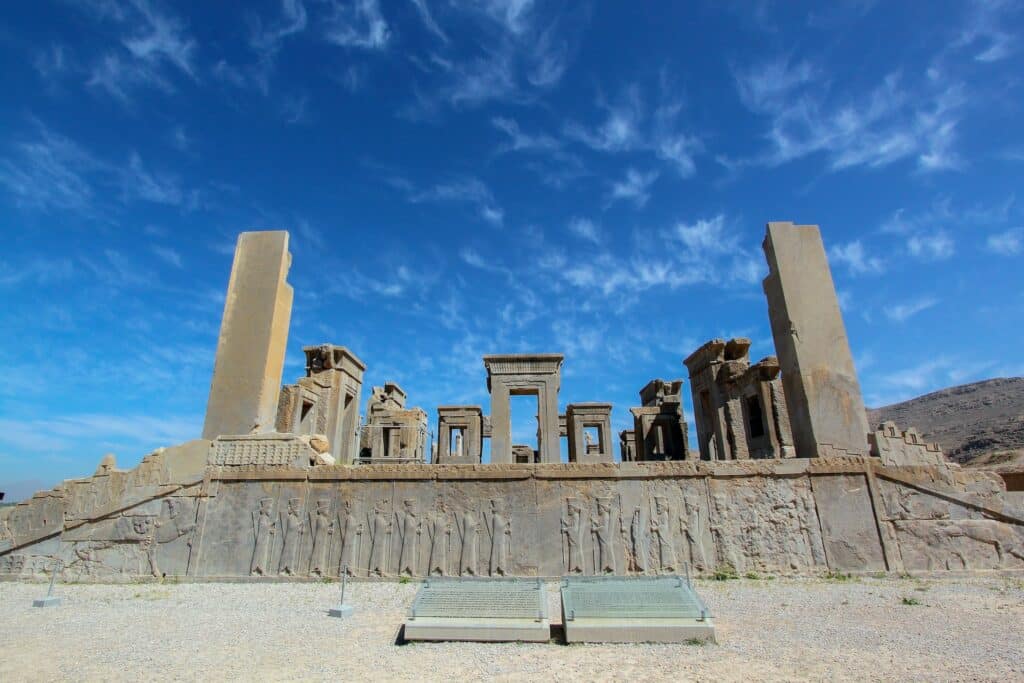 Monumento de pedra cinza contra céu azul para ilustrar o post seguro viagem Irã- Foto: mostafa meraji via Unsplash