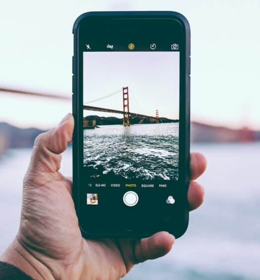Pessoa tirando foto da Golden Gate Bridge - Foto: Edgar Chaparro via Unsplash