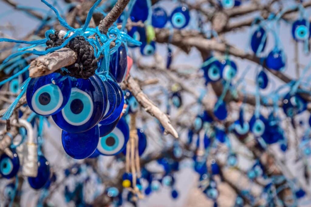 Árvore repleta de olhos gregos. - Foto: Tom Podmore via Unsplash