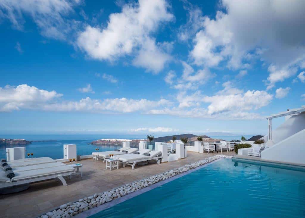 Vista da piscina do Above Blue Suite com mar ao fundo em onde ficar em Santorini.