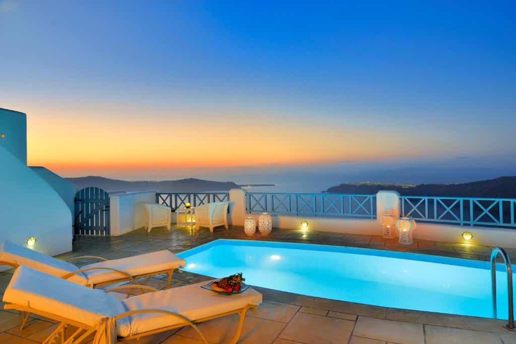 Vista da piscina do Absolute Bliss em onde ficar em Santorini.