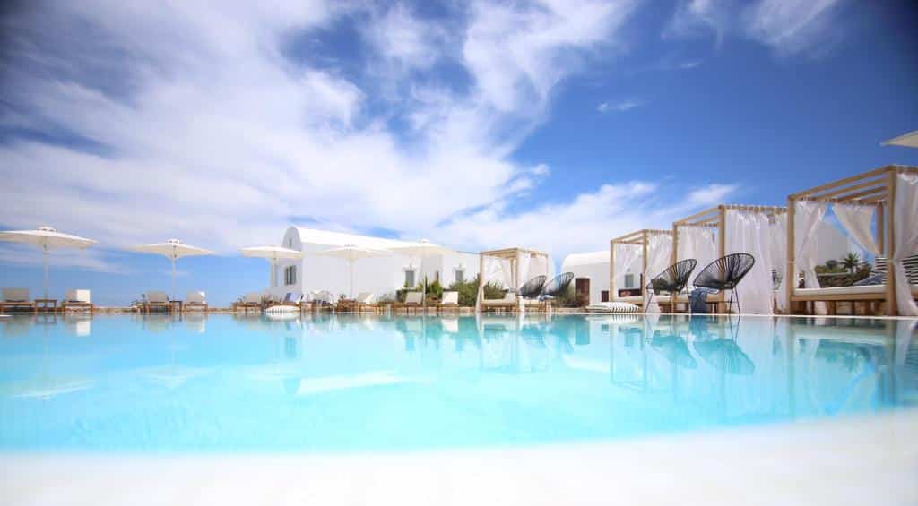 Piscina do Astro Palace Hotel & Suites em onde ficar em Santorini.