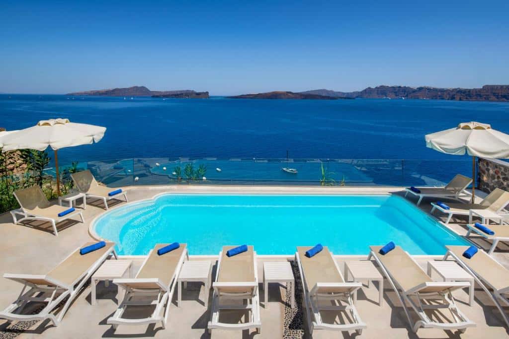 Vista da piscina em frente ao mar na Kokkinos Villas em onde ficar em Santorini.