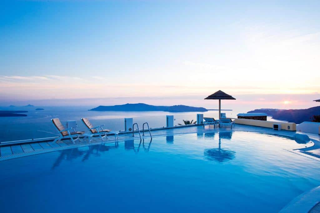 Vista da piscina em Santorini Princess Spa Hotel.