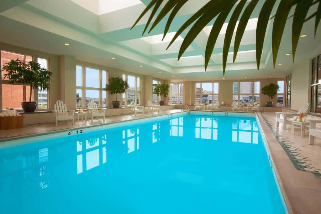 Piscina do Seaport Hotel® Boston com cadeiras em volta da piscina.