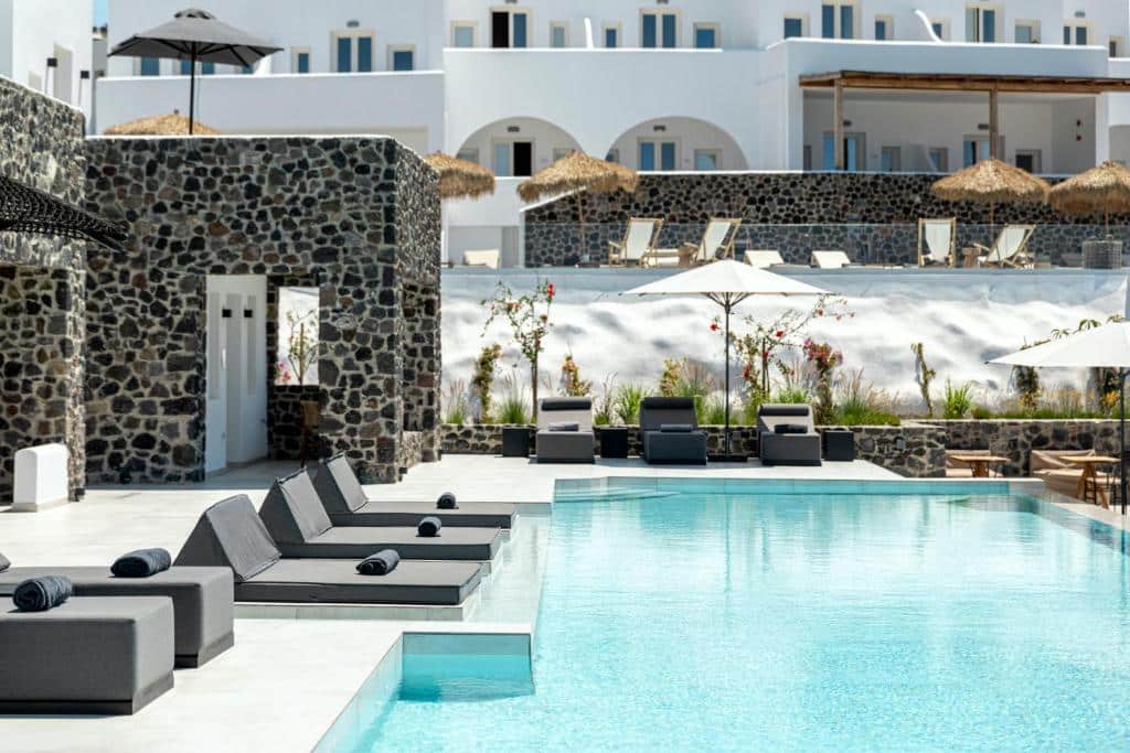 Vista da piscina do Secret View Hotel em onde ficar em Santorini.
