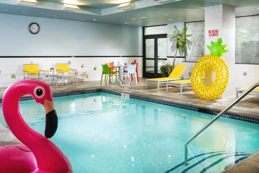Vista da piscina com cadeiras em volta do Staypineapple, The Maxwell Hotel, Seattle Center Seattle em hotéis em Seattle.