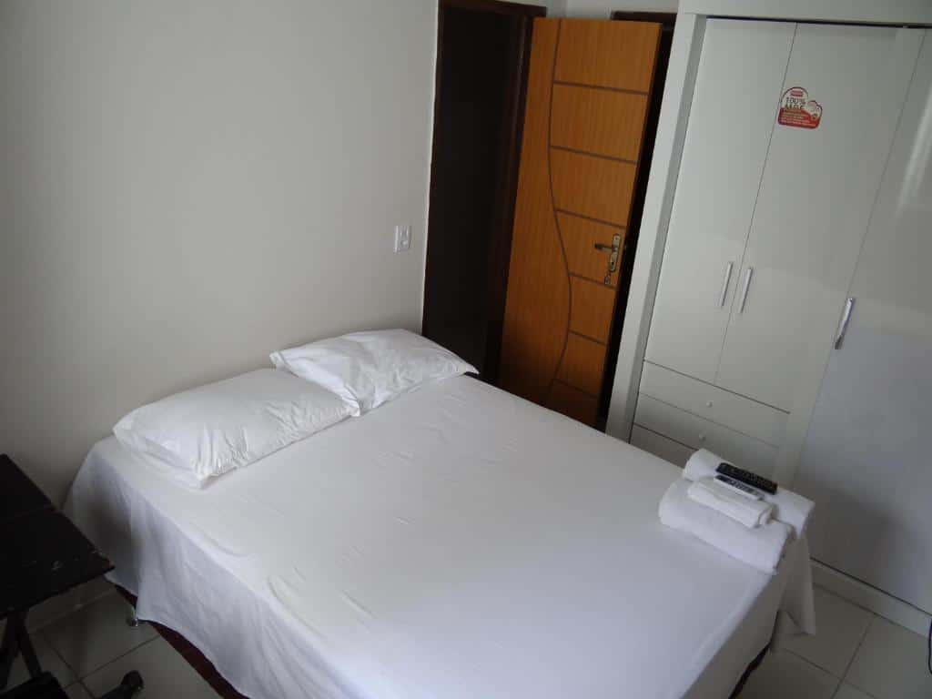 quarto com cama de casal e guarda-roupa na Pousada Vó Otília, uma das pousadas em Juazeiro do Norte
