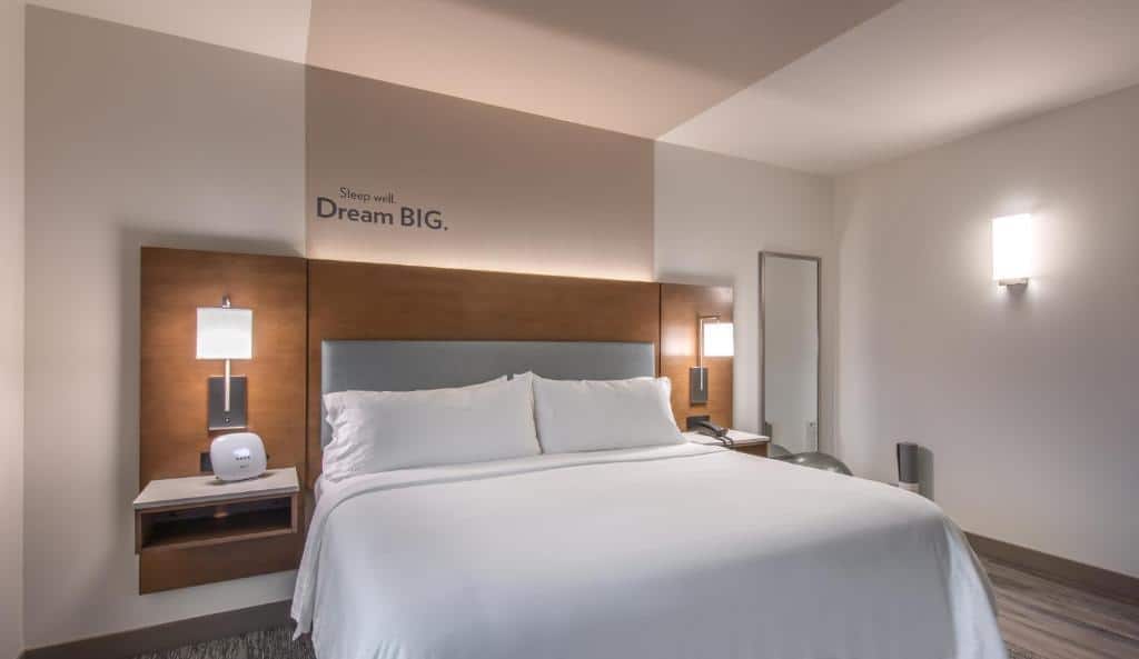 Quarto do Even  – Cobb Galleria, an IHG Hotel  com cama de casal, duas cômodas ao lado com luminárias.