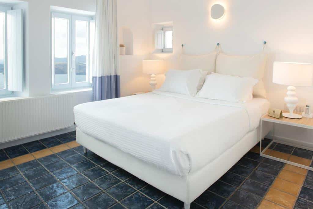 Quarto com cama ampla Lilium Hotel Santorini.