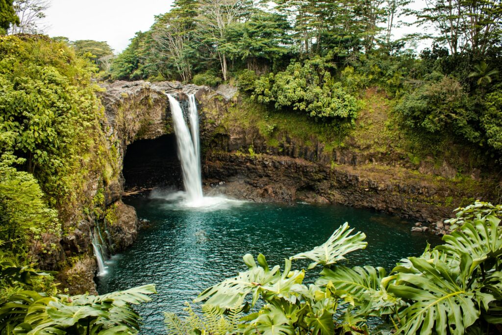 Cachoeira com vegetação intensa ao redor para ilustrar o post de chip de celular para o Havaí. - Foto: Chloe Leis via Unsplash