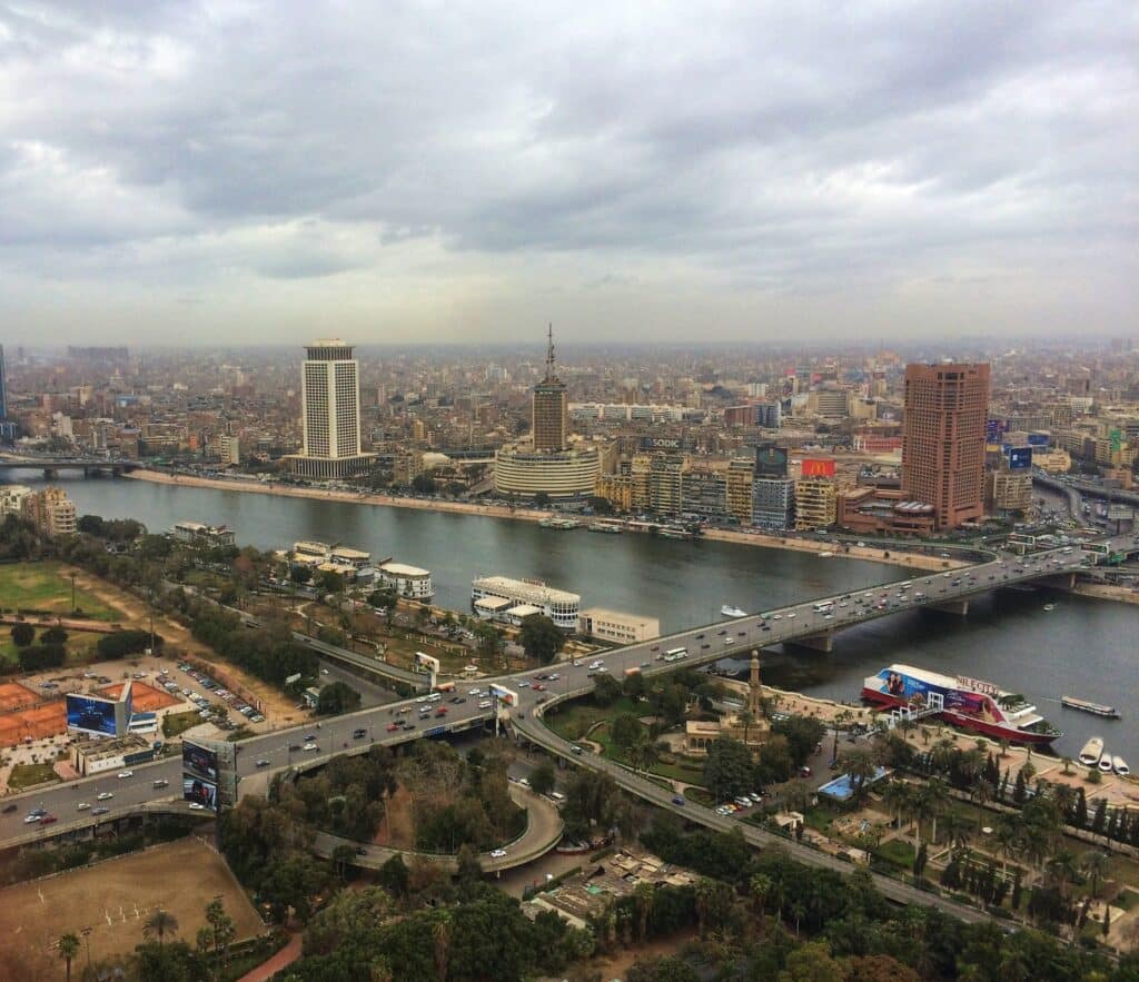 Visão aérea da ponte 6 de outubro, avenida que cruza o Rio Nilo, para ilustrar o post seguro viagem Cairo - Foto: Ahmed Ezzat via Unsplash