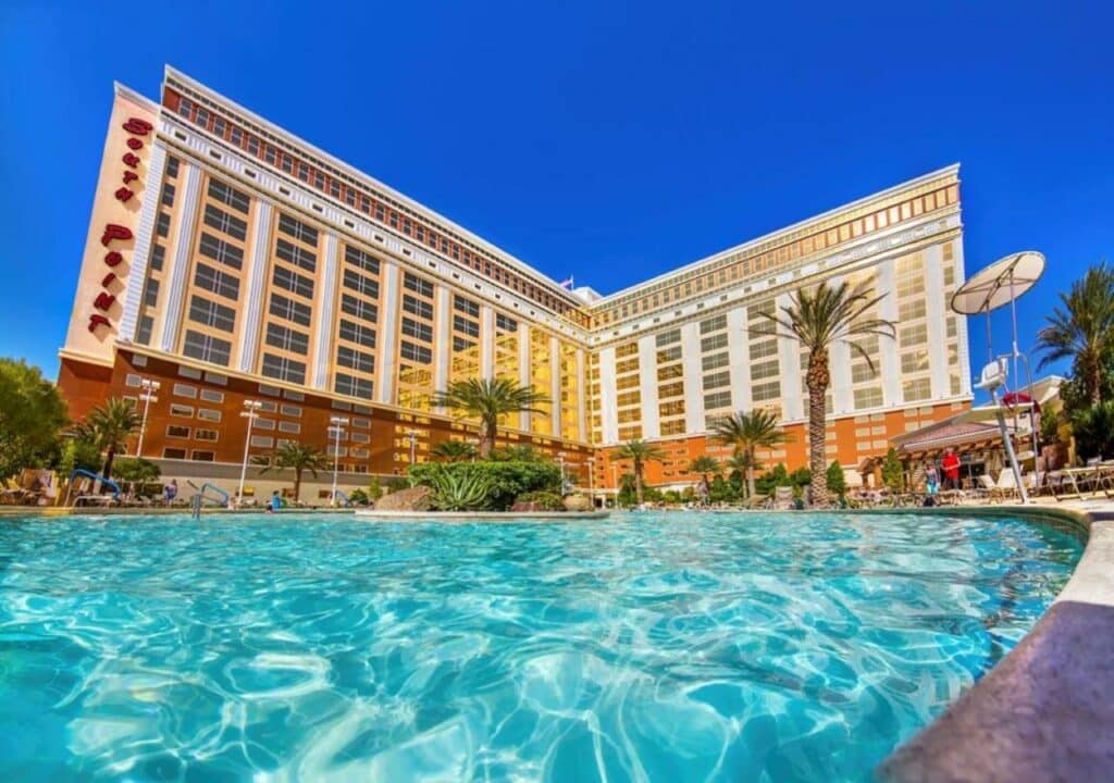 Piscina ampla no South Point Hotel Casino-Spa com o prédio do hotel ao redor da piscina