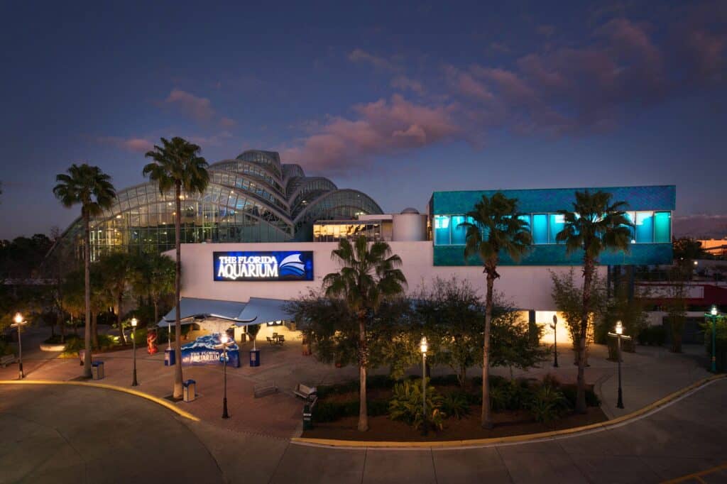 Entrada do The Florida Aquarium, com palmeiras na frente, para representar o que fazer em Tampa