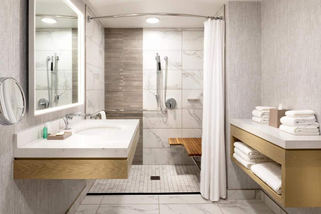 Banheiro adaptado do The Westin Las Vegas Hotel & Spa com um box com lugar para se sentar, barras de apoio e pia mais baixa