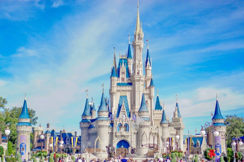 Grande castelo com várias torres e pináculos de teto azul para ilustrar o post sobre seguro viagem Estados Unidos. - Foto: Younho Choo via Unsplash
