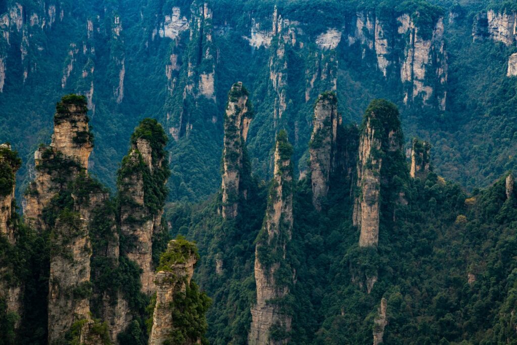 Vista aérea de floresta e montanhas para ilustrar o post seguro viagem China. - Foto: Anders J via Unsplash