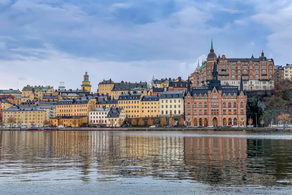 vista dos prédios refletidos no rio que corta a cidade no bairro de Gamla Stan, para ilustrar o post de chip celular Estocolmo com casinhas coloridas em construções clássicas