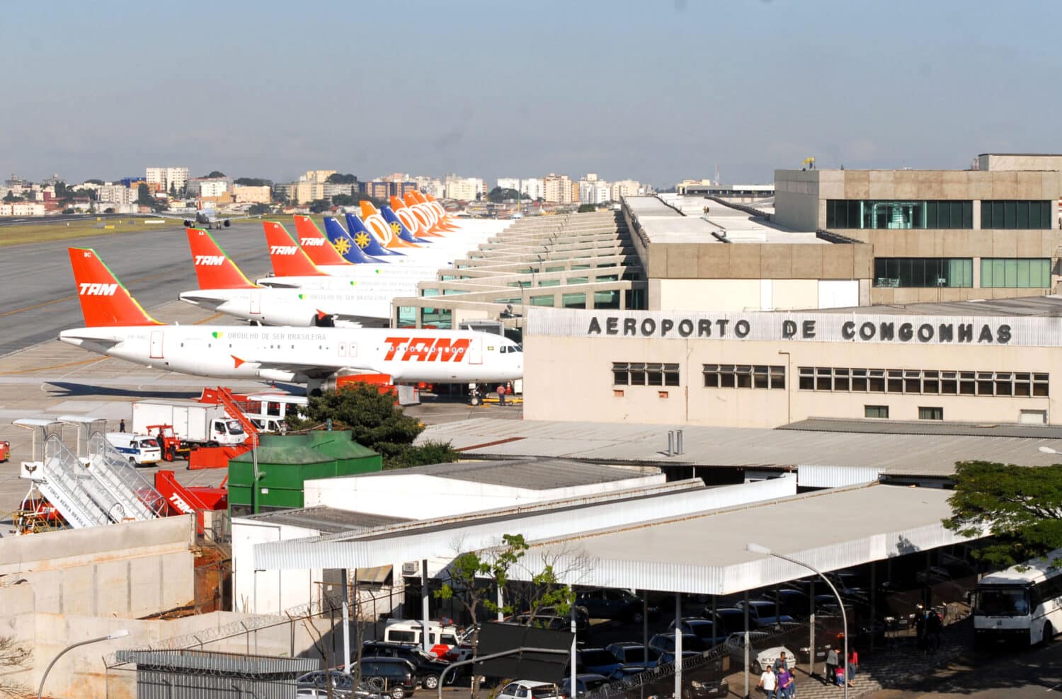 Parte interna do aeroporto com muitos aviões um do lado do outro