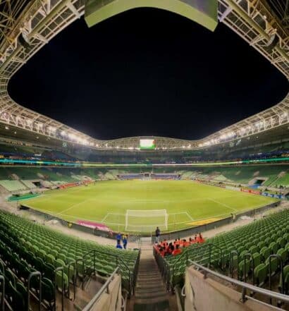 Parte interna do estádio Allianz Parque, em São Paulo, de noite com vista para o gramado e as arquibancadas, para representar hotéis perto do Allianz Parque.
