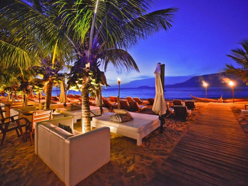 Área externa no DPNY Beach Hotel & SPA com sofás na areia de frente para o mar