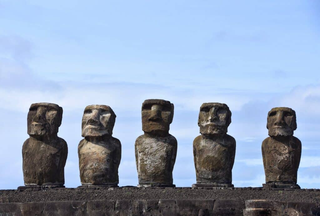 Estátuas de pedra com rosto de homens.- Foto: Yoko Correia Nishimiya via Unsplash