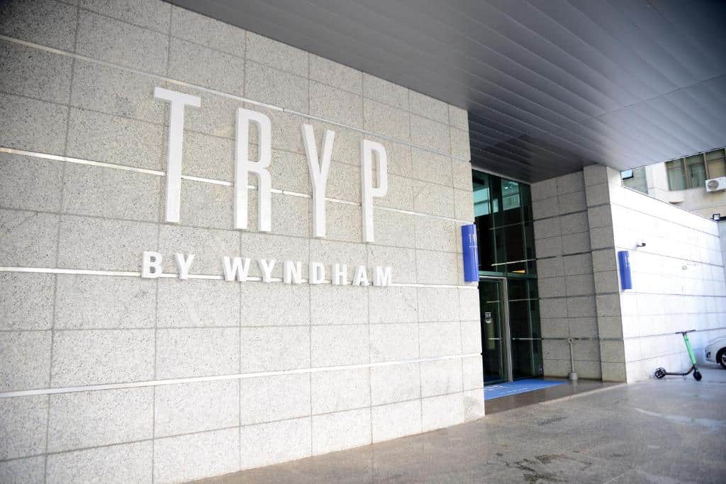 Frente do Tryp by Wyndham Belo Horizonte Savassi com porta de entrada de vidro. Representa hotéis em Belo Horizonte