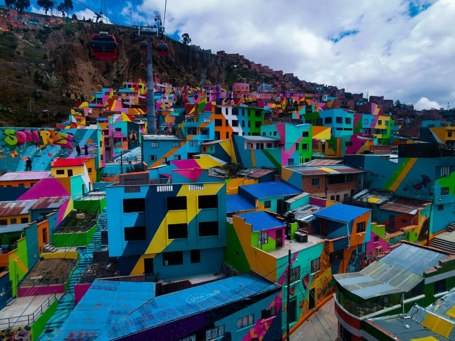 Um monte de casas com desenhos geométricos coloridos para ilustrar o post chip celular Bolívia