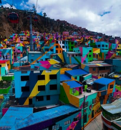 Um monte de casas com desenhos geométricos coloridos para ilustrar o post chip celular Bolívia