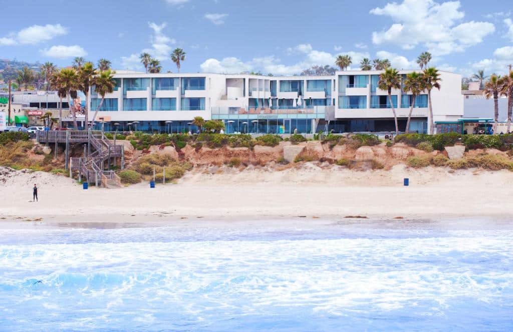 Vista de frente do Tower 23 Hotel à beira mais com janelas amplas em frente ao mar. Representa hotéis em San Diego