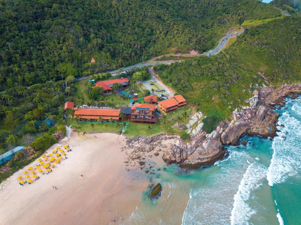 Vista aérea do Hotel Atalaia do Mariscal, que fica localizado na costeira do mar, em uma região rodeada pela natureza.
