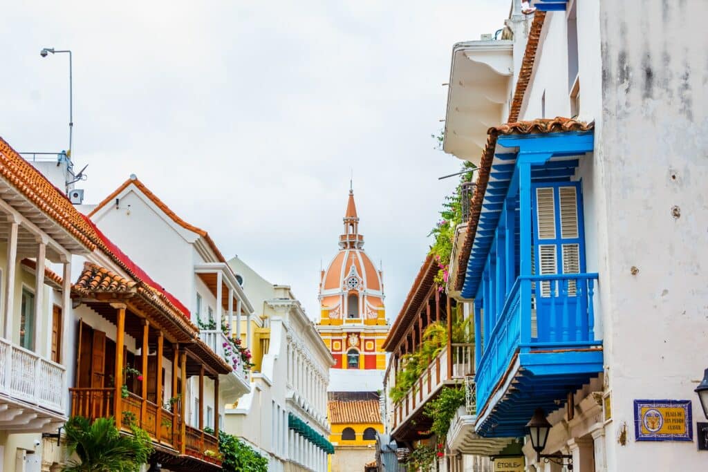 Prédios coloridos e antigos com arquitetura colonial em uma das ruas de Cartagena