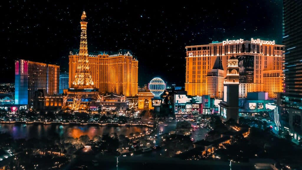A cidade de Las Vegas de noite com suas atrações iluminadas e o céu noturno estrelado para representar o chip de celular Las Vegas.
