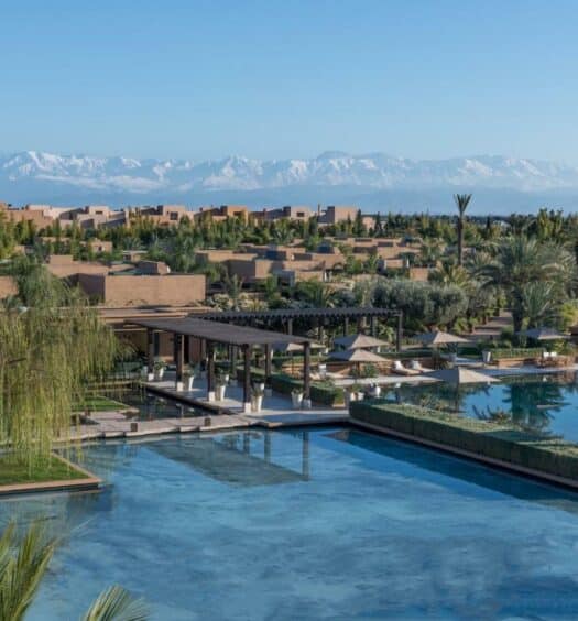 Vista da cidade de Marrakech, com montanhas ao fundo, a partir da propriedade do hotel de luxo Mandarin Oriental Marrakech