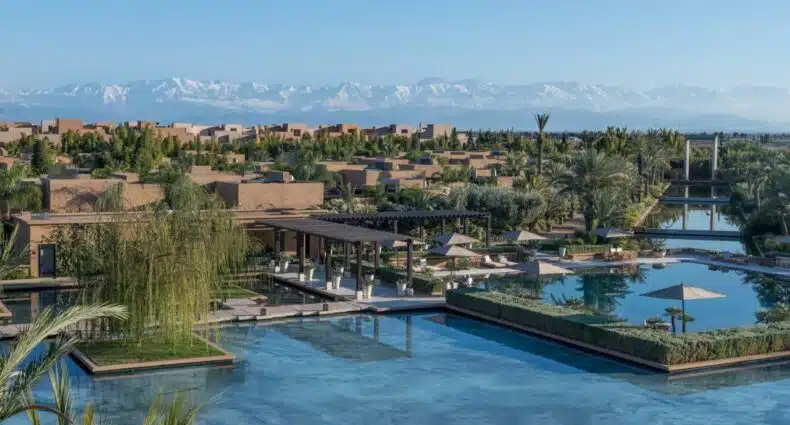 Vista da cidade de Marrakech, com montanhas ao fundo, a partir da propriedade do hotel de luxo Mandarin Oriental Marrakech