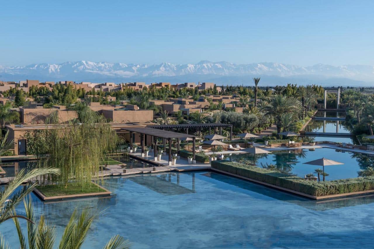 Vista da cidade de Marrakech, com montanhas ao fundo, a partir da propriedade do hotel de luxo Mandarin Oriental Marrakech