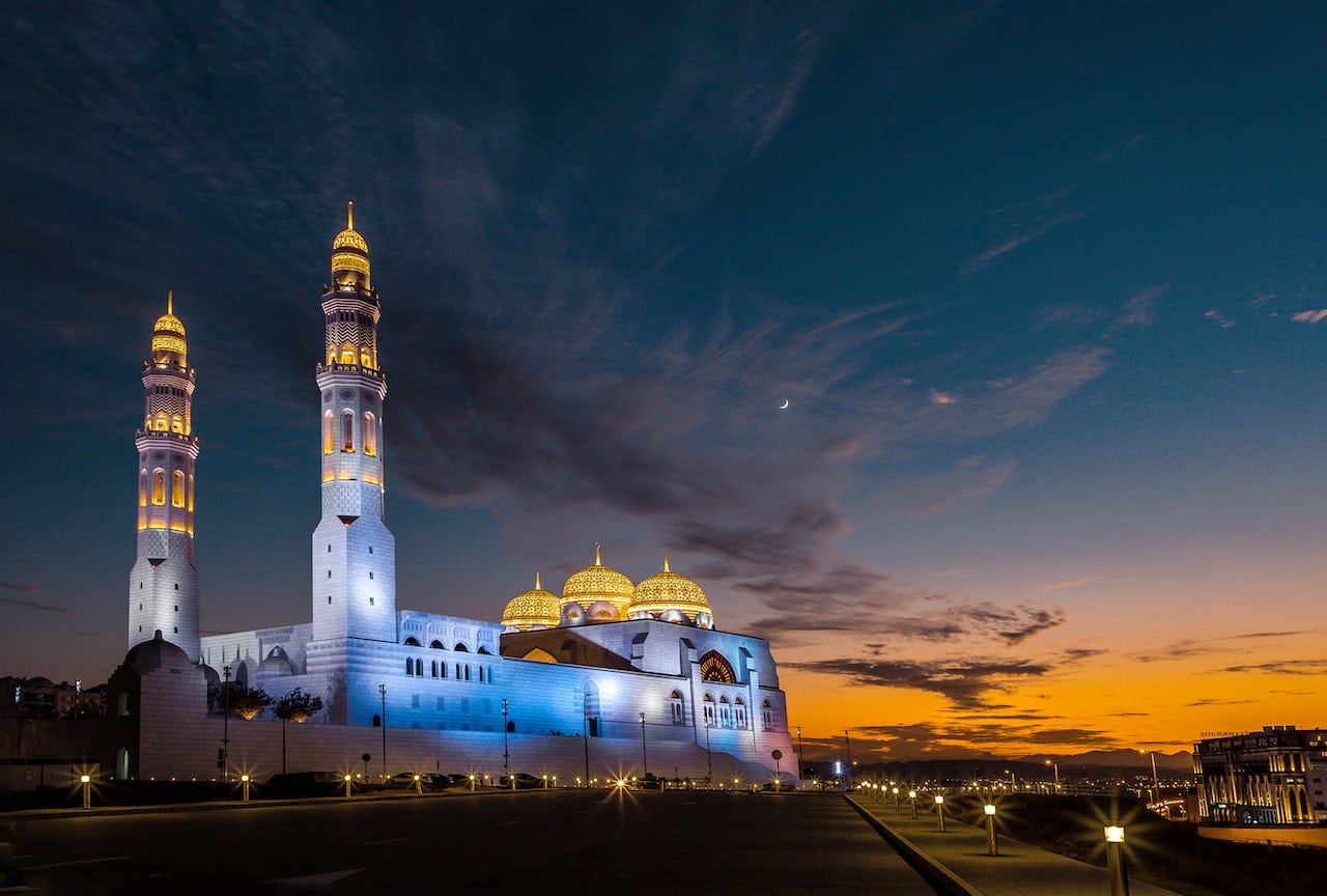 Arquitetura de Mohammed Al Ameen Mosque em Omã, vista da rua, durante a noite, ilustrando post seguro viagem Omã.