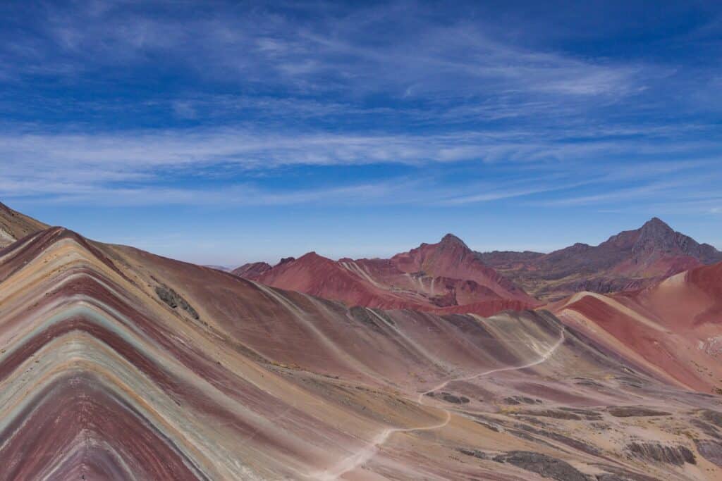 Vista da Montanha Vinicunca Rainbow, no Peru com varias cores. Representa chip celular Peru