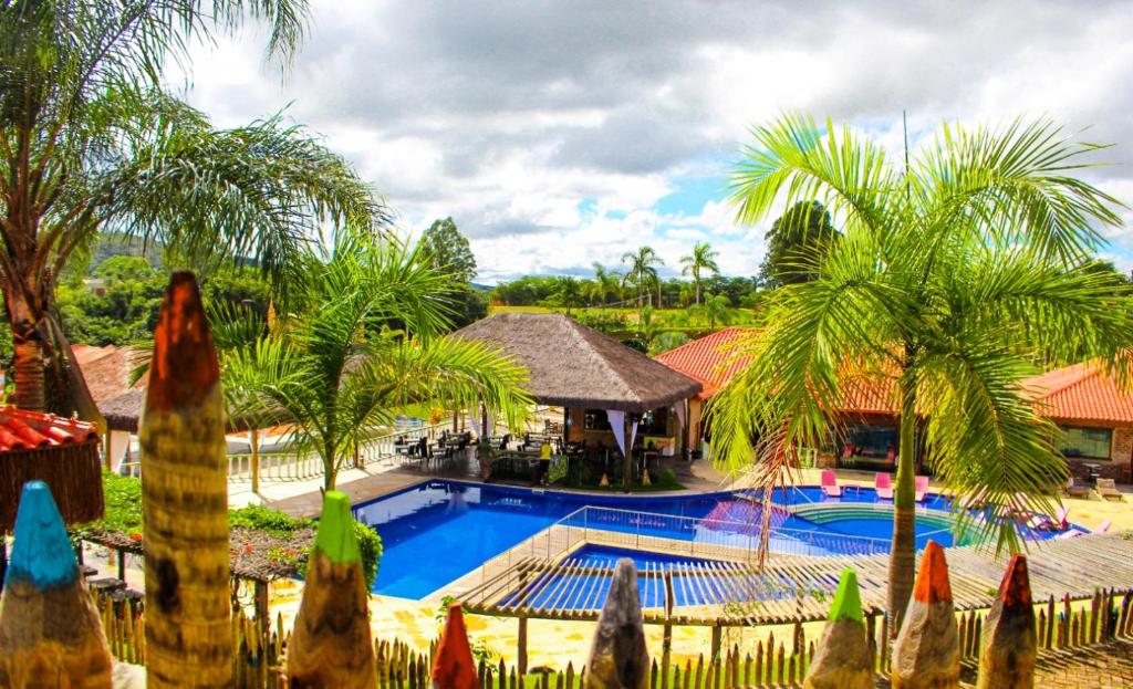área externa do Parque Do Avestruz Eco Resort, em Esmeraldas, próximo a Betim, com piscina grande e brinquedos, com árvores ao redor