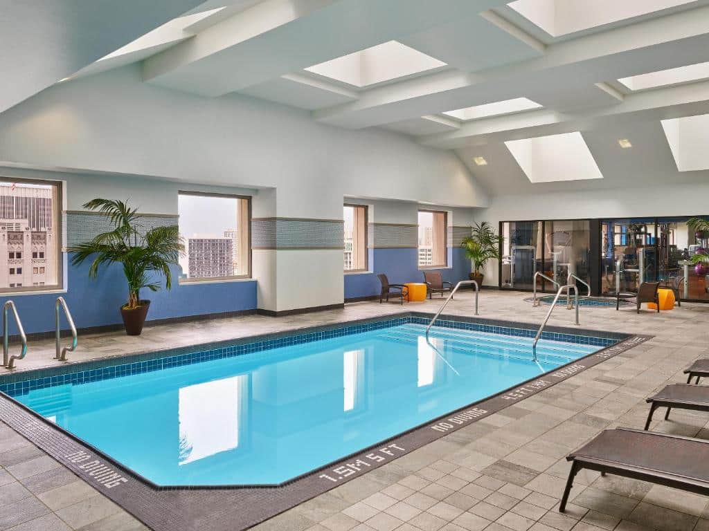 Vista da piscina coberta do Marriott Vacation Club Pulse, San Diego com cadeiras em volta. Representa hotéis em San Diego.