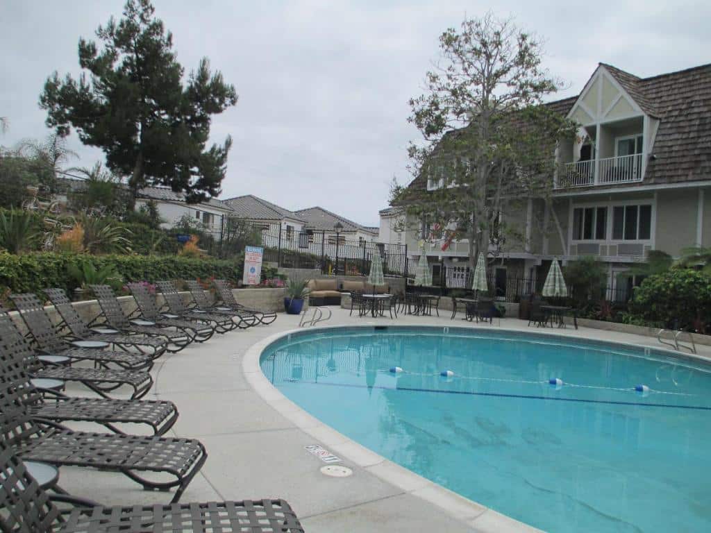 Vista da piscina do Best Western Premier Hotel Del Ma com cadeiras em volta da piscina. Representa hotéis em San Diego.