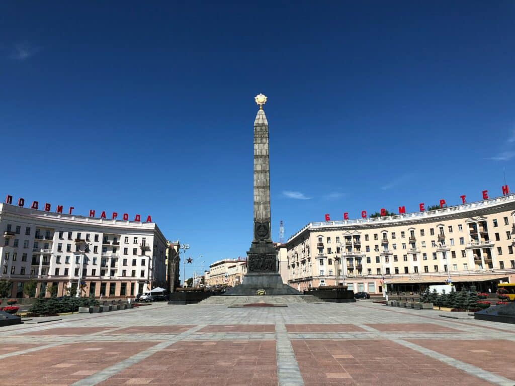 Praça da Vitória em Minsk, capital de Belarus com uma estrutura clássica soviética com um enorme obelisco ao centro