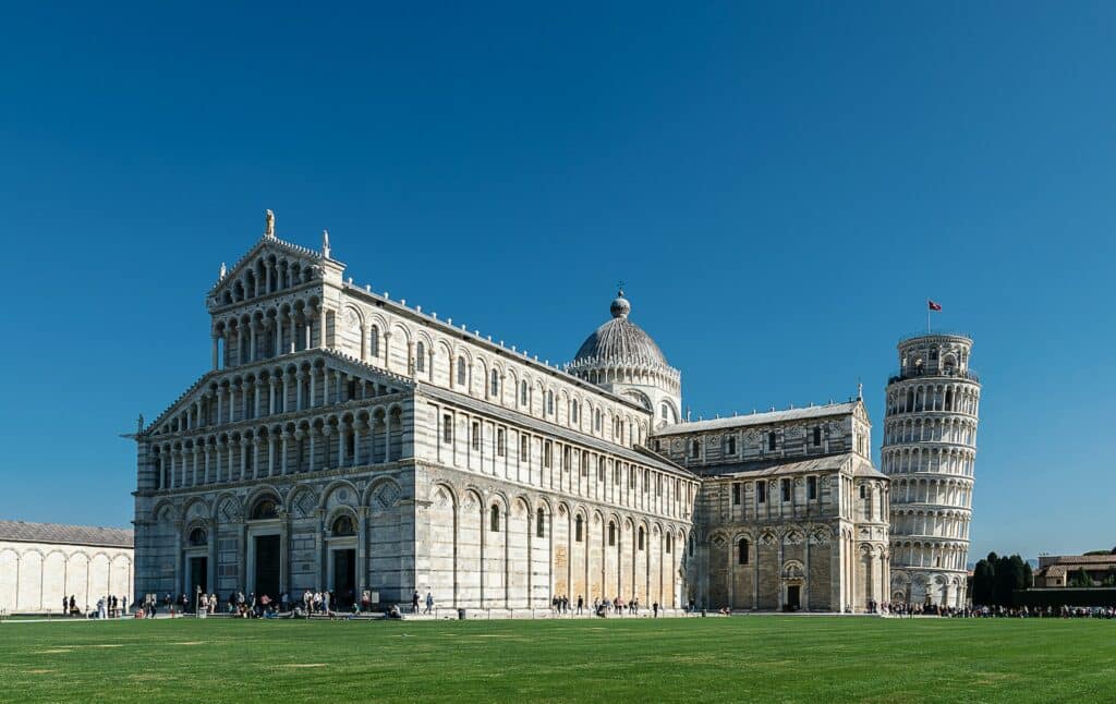 vista da Praça dos Milagres com a Basílica e a famosa Torre de Pisa, que é tortinha, como se fosse cair, a construção é em estilo neogótico e branco
